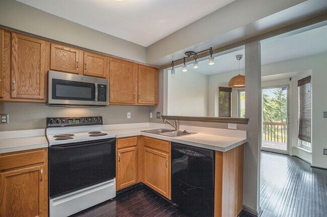 Building Photo - 3088 Village Cir