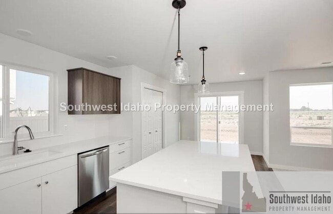 Building Photo - 8140 E Sunray Dr