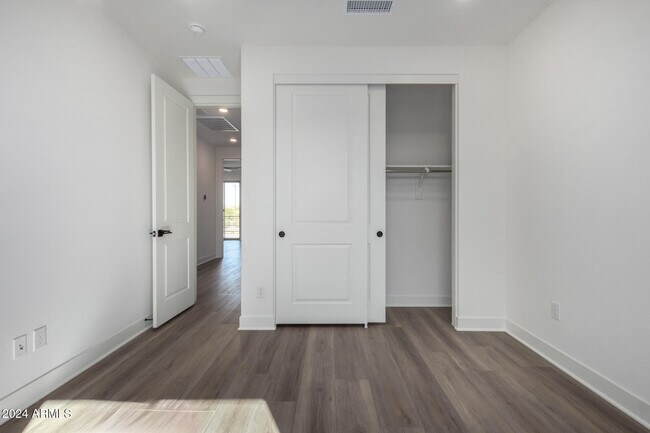 Building Photo - 2121 W Sonoran Desert Dr
