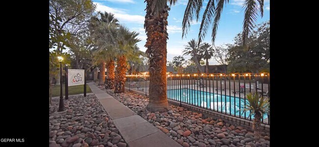 Building Photo - 350 Thunderbird Dr