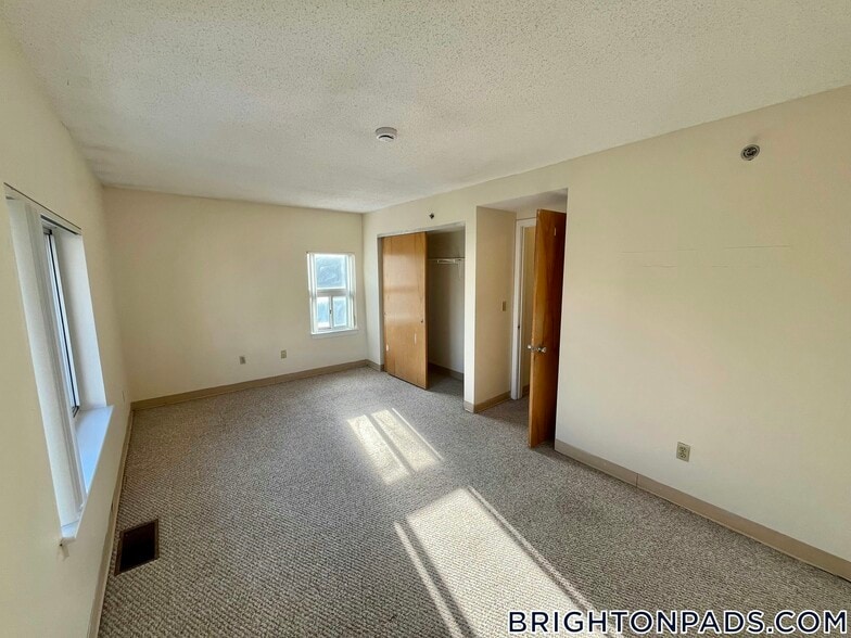 Building Photo - 150 N Beacon St