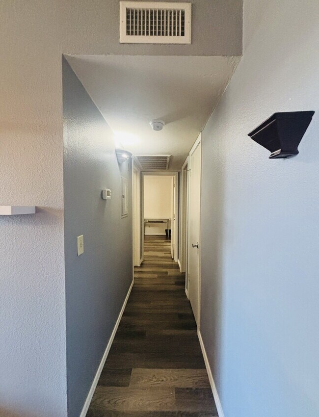 Building Photo - "Cozy 2-Bed 2 bath Condo”