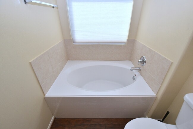 Building Photo - BEAUTIFUL 3 BEDROOM 2 BATH WITH WOOD TILE ...