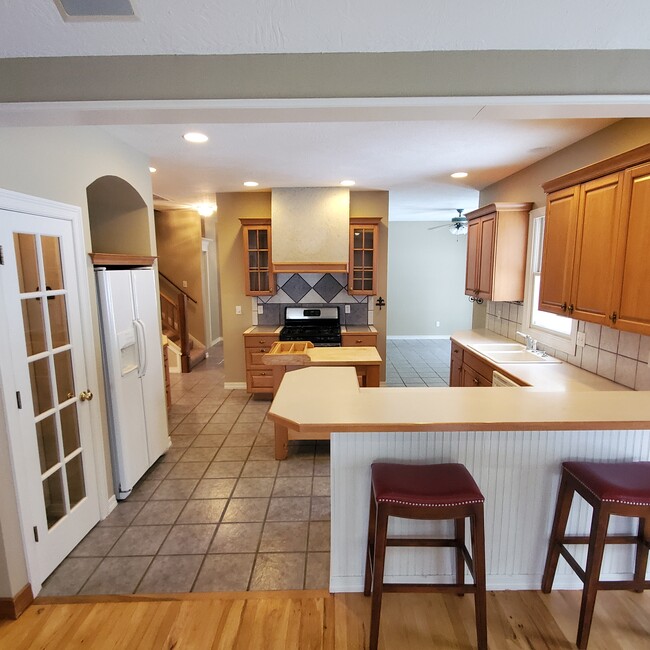 kitchen before new granite countertops and new backsplash - 4907 S Buckingham Ln