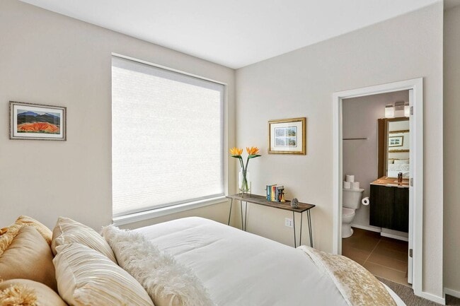 Building Photo - City View Haven: Modern 2-Bed Townhome in ...