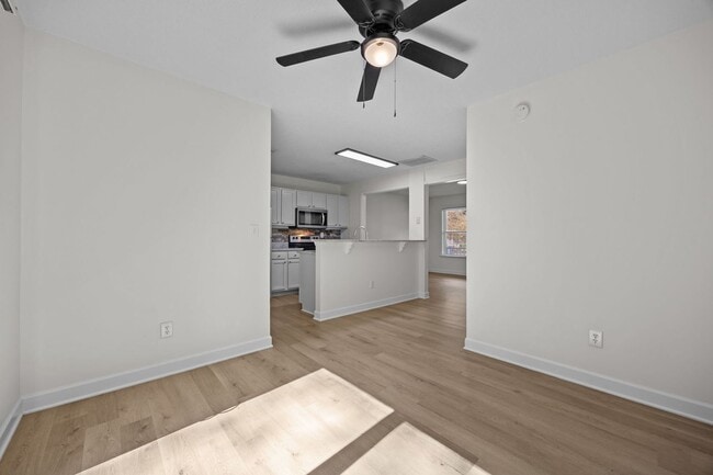 Building Photo - Newly Renovated Townhome!