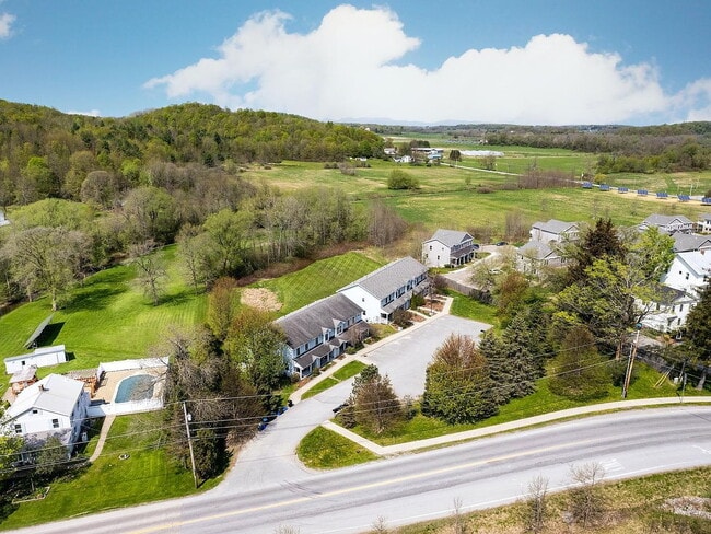 Building Photo - "Spacious 3-Bedroom Haven with 3 Full Baths in Charming Hinesburg!"