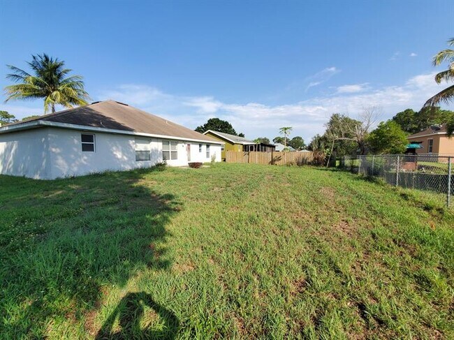 Building Photo - 2518 SE Cooper Ln