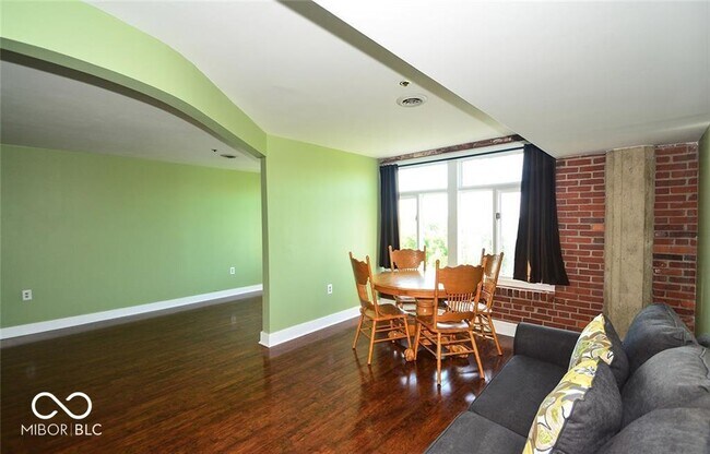 Building Photo - 430 N Park Ave