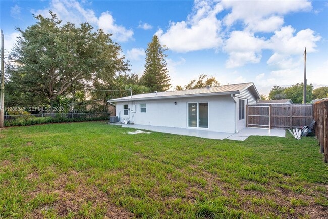 Building Photo - 3180 NE 10th Terrace