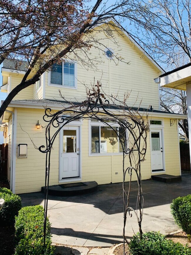 Building Photo - Beautiful Home In South East Boise!