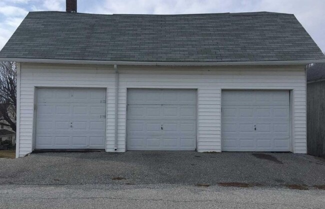 Building Photo - Available Now! Charming 2 Bedroom, 1 Bath ...