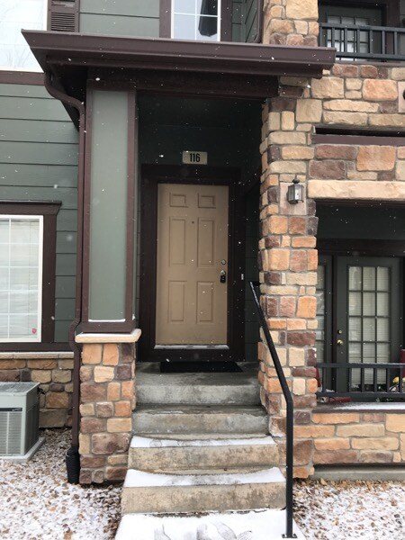 Building Photo - Beautiful 2BD/2BA Luxury Town Home! AVAIL 8/14