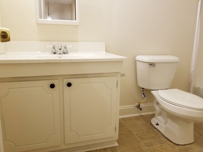 Building Photo - Largest Unit in Oglethorpe Place, 3bd/2.5ba 1700+ sqft, fireplace, and community pool and tennis!