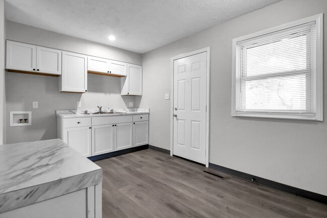 Building Photo - 3 Bedroom Home