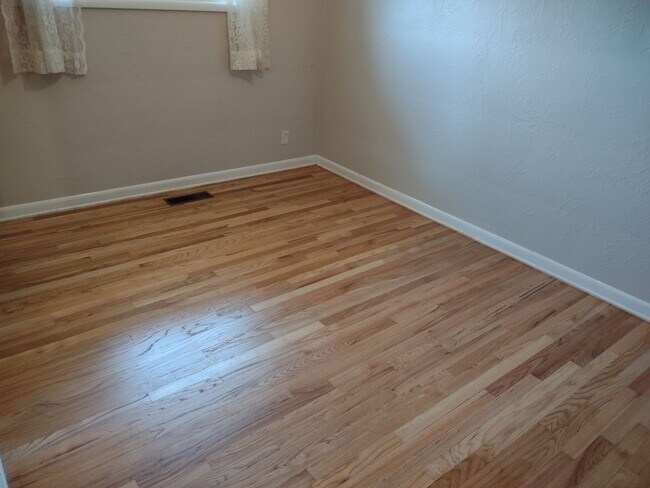 Building Photo - 1550 Corina Dr SE