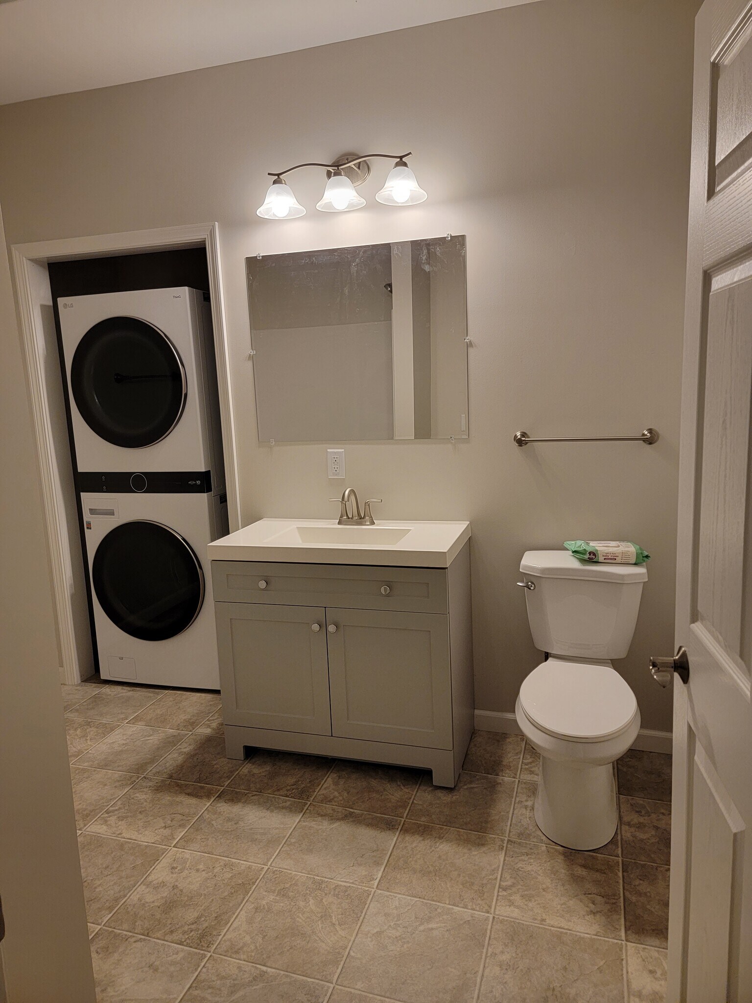 Bathroom 3 with Laundry - 919 Arcadian Ave