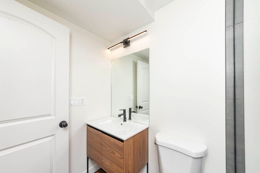 Building Photo - 2825 N Rockwell St