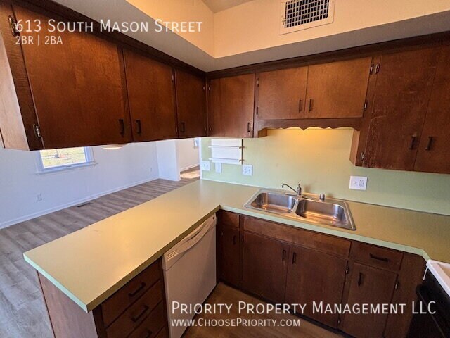 Building Photo - 613 S Mason St