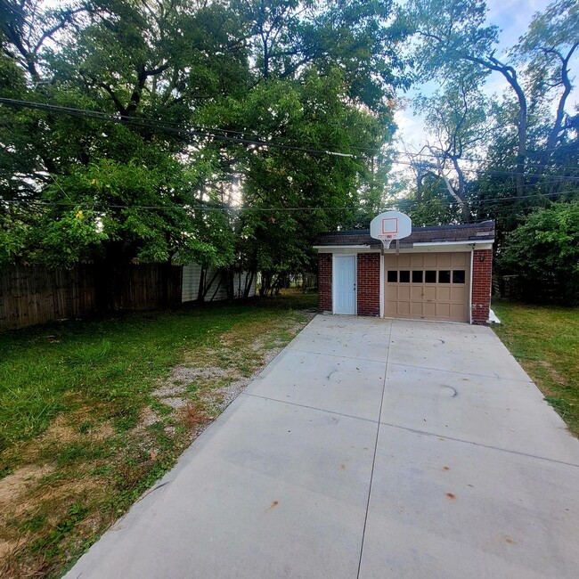 Building Photo - Section 8 Accepted: Affordable 4 Bed, 1 Ba...