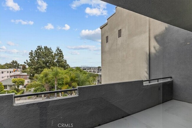 Building Photo - 939 Palm Ave