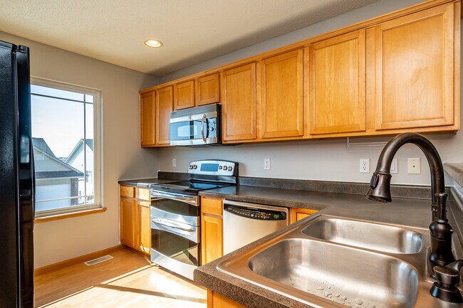 Building Photo - 1890 Goose Lake Cir