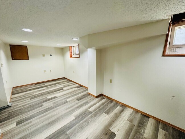 Building Photo - Charming 2-Bedroom Home with Hardwood Floo...