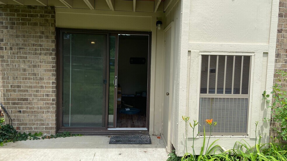 Building Photo - 30535 W 14 Mile Rd