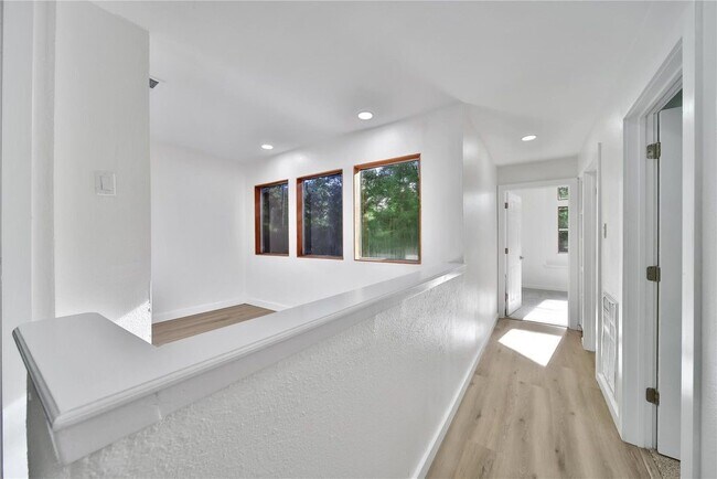 Building Photo - 35 Shallow Pond Pl