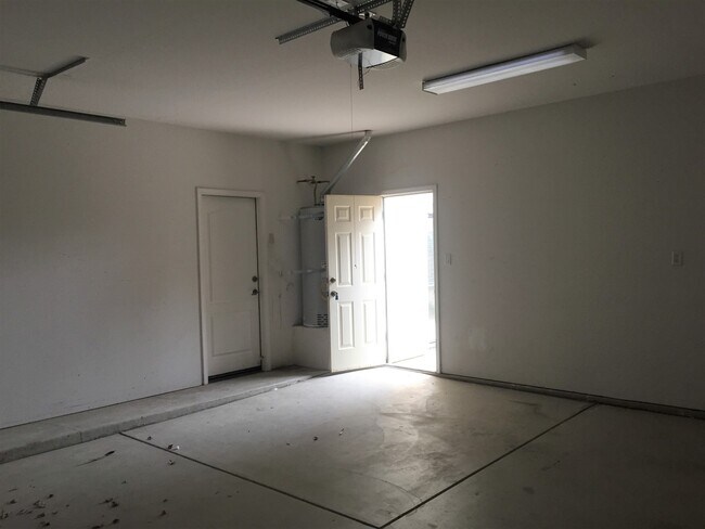 Building Photo - Wonderful 4+2 located North of Stockdale H...