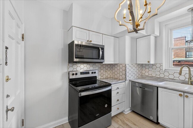 Building Photo - 923 S Hanley Rd