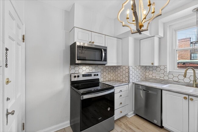 Building Photo - 923 S Hanley Rd