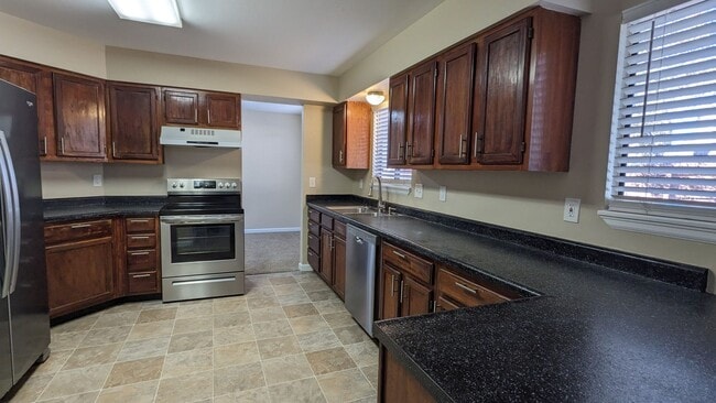 Building Photo - SPACIOUS TWO STORY 3 BED/2.5 BATH WITH FENCED BACKYARD IN CUL-DE-SAC!