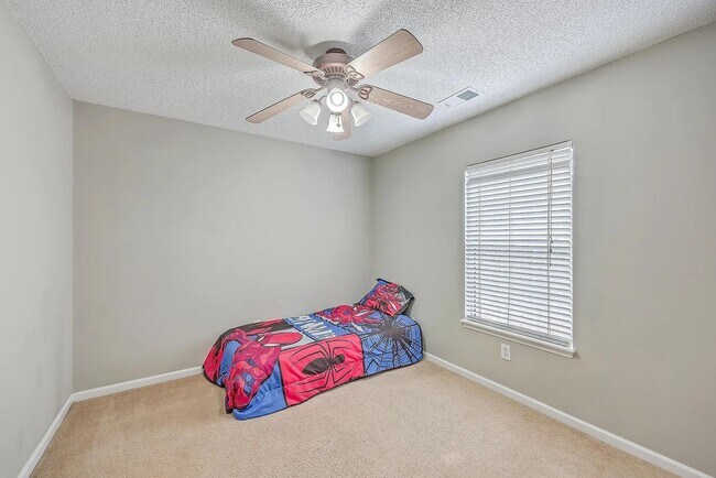 Building Photo - Spacious Living in Goose Creek