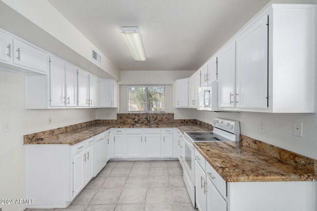 Building Photo - 3025 E Woodland Dr