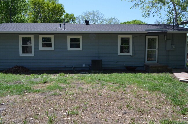 Building Photo - Reduced price!