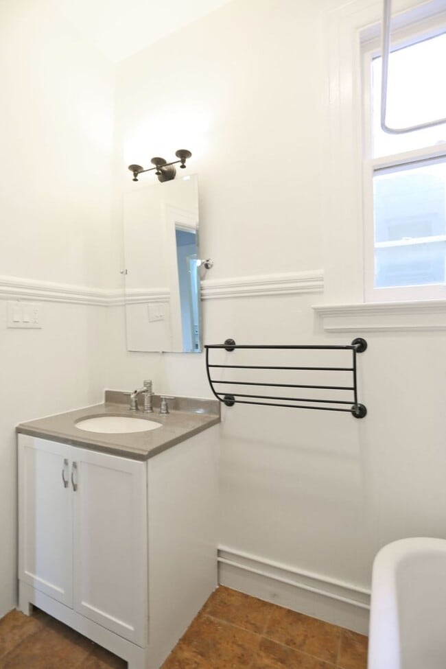 Building Photo - 144 10th Ave