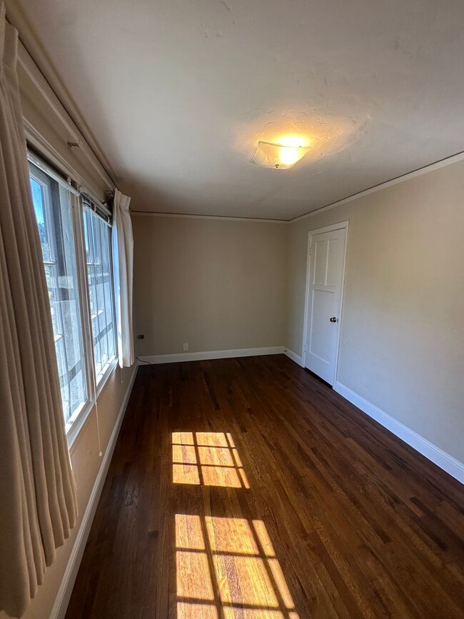 Building Photo - 49-1405