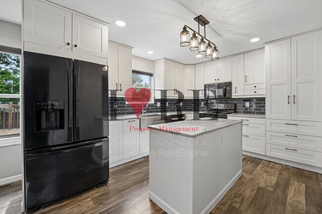 Building Photo - 3048 Hollybank Rd