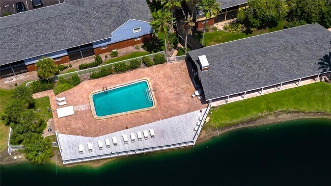 Building Photo - 200 Country Club Dr
