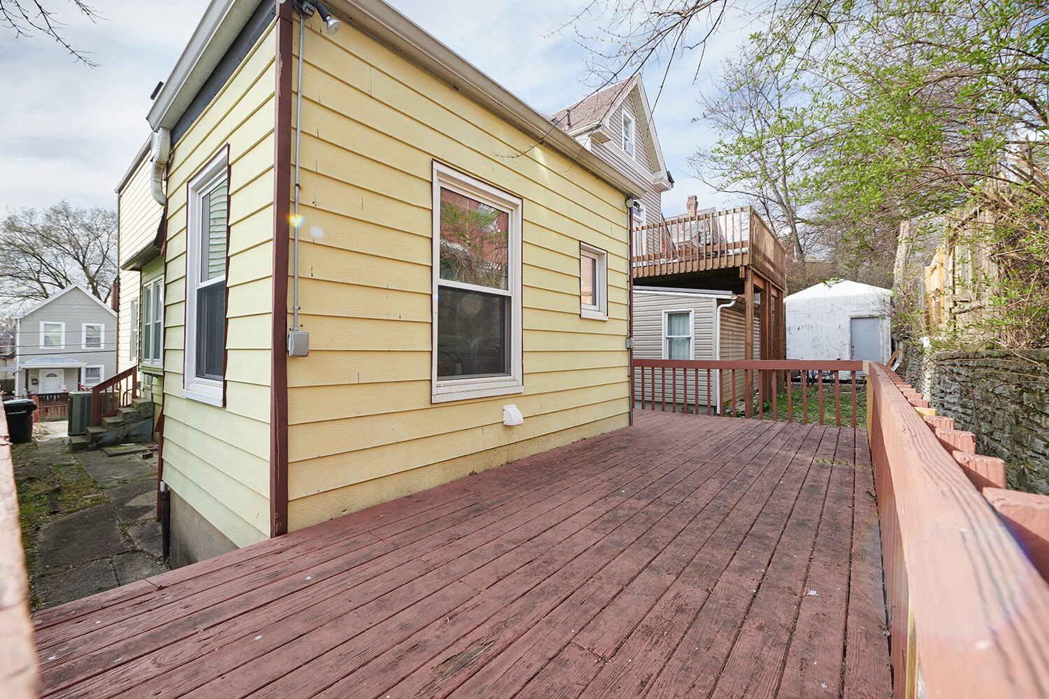 Side access to back deck from walkway - 2354 Victor St