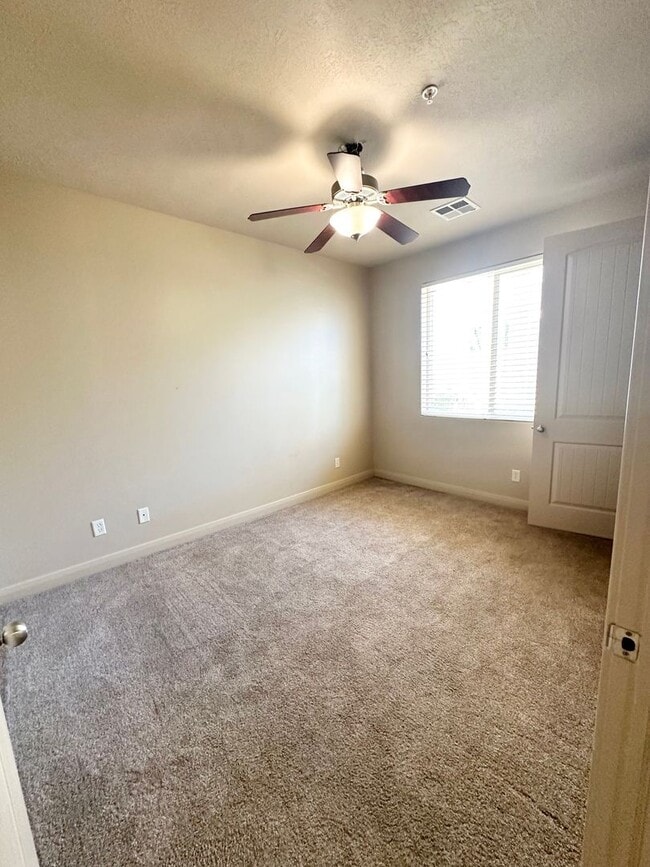 Building Photo - Beautiful Las Palmas Condo
