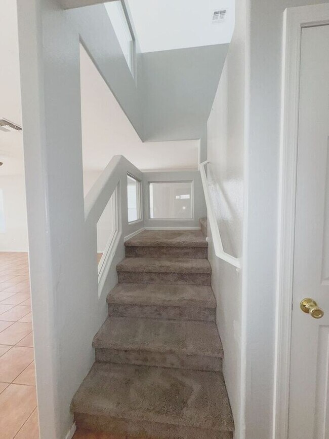 Building Photo - Large 4Bedrooms- 3Bath Home!!!