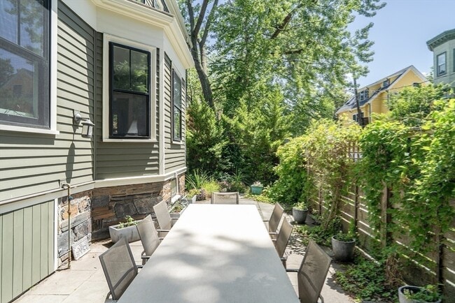 Building Photo - 64 Gorham St