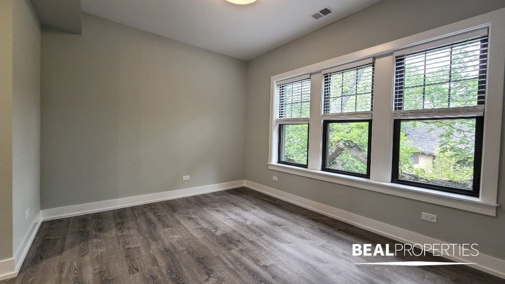 Building Photo - 1136 Maple Ave