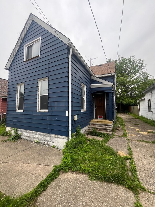 Building Photo - Section 8 Accepted! Spacious Newly Renovat...