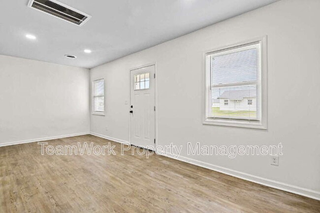 Building Photo - 3011 Terry Dr