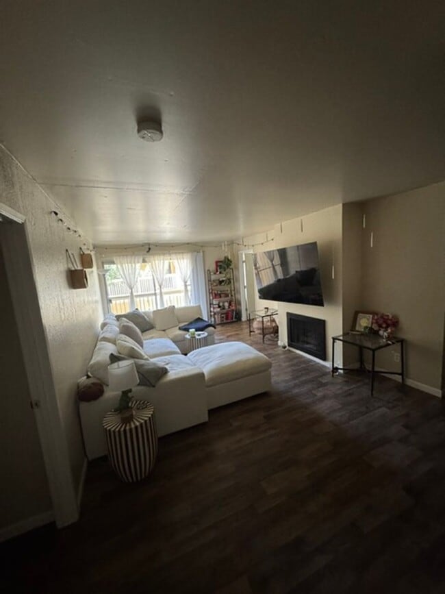 Building Photo - Beautifully updated and move-in ready condo!!