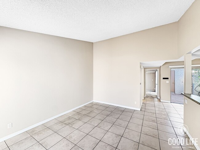 Building Photo - Great 2B/2BA Townhome in Escondido w/ AC, ...