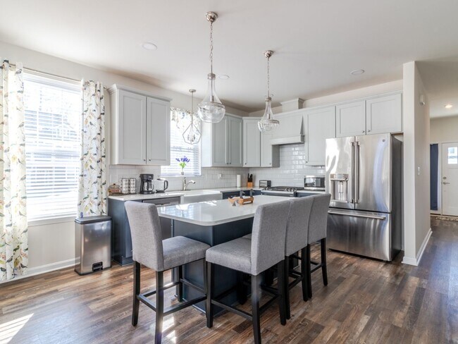 Building Photo - Year round - Furnished Townhome - Frankford